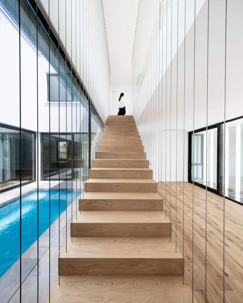 该建筑的设计理念,是将开放空间巧妙地扩展到建筑物的中心